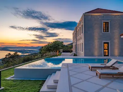 Genießen Sie den privaten, beheizten Infinity-Pool (50 m2) mit atemberaubendem Panorama-Meerblick.