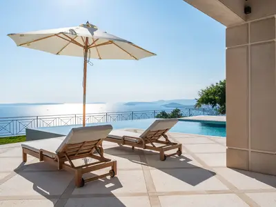 Die sonnige Terrasse bietet Liegen für sechs Personen – ideal, um die Mittelmeersonne zu genießen.