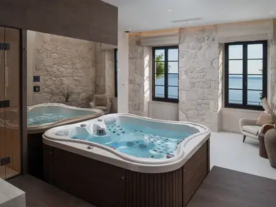 Der Wellnessbereich bietet Whirlpool, Sauna und eine Relax-Ecke mit Meerblick zur Erholung.