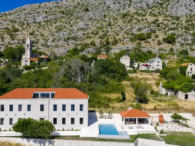 Die Royal Villa Petra ist ein Rückzugsort auf 1.350 m2 in den malerischen Hügeln über Podstrana.