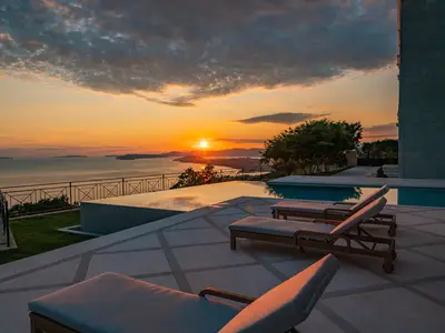 Genießen Sie Sonnenuntergänge am 50 m2 großen, beheizten Infinity-Pool mit Hydromassage-System.