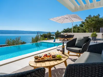 Ein privater, beheizter Infinity-Pool mit einem chlorfreien Wassersystem, das sanft und viel gesünder für Ihren Körper ist.