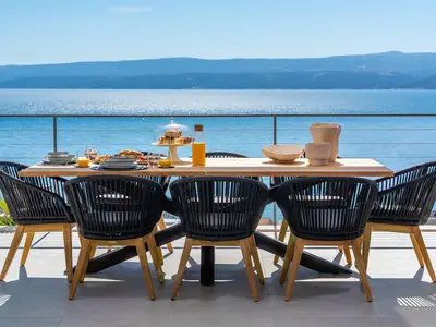Die Villa Andoris bietet einen Essbereich im Freien mit herrlichem Meerblick.