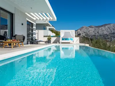 Das Anwesen befindet sich in der natürlichen Umgebung in einer ruhigen Gegend.