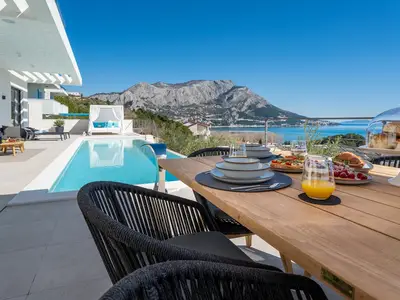 Genießen Sie die Sommersonne in dieser herrlichen Umgebung und Aussicht.