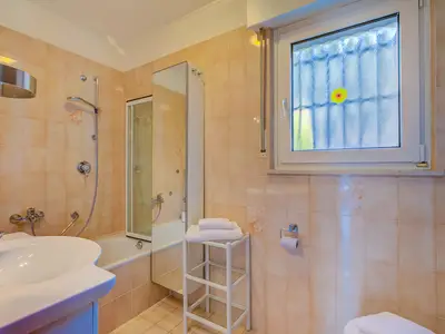 Badezimmer mit Badewanne