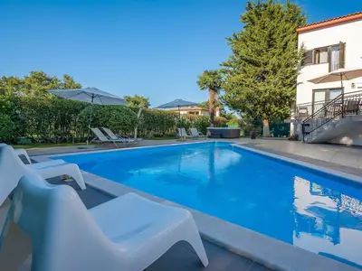 PoolOfHouse