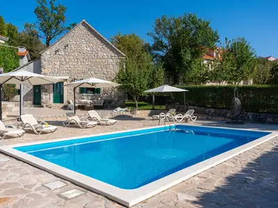 Villa Sylvia bietet Unterkunft für 10 Personen in 4 Schlafzimmern, 3 Badezimmern und einem 45 m2 großen beheizten Pool