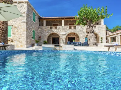 PoolOfHouse