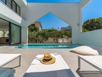 NEU! Luxuriöse Villa Altabianca mit 5 Schlafzimmern, beheiztem Pool, finnischer Sauna, Freiluftkino, 50 m vom Strand entfernt