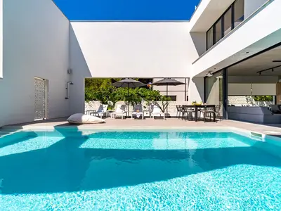 Zeitgenössische Villa Altabianca mit 34 m2 großem beheiztem Pool, Arbeitszimmer, einem Projektor für Freiluftkino, einer finnischen Sauna, nur 500 m vom Zentrum von Supetar entfernt