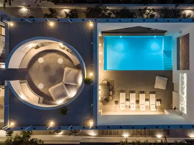 Das luxuriöse und zeitgemäße architektonische Design der Villa Altabianca mit offenen weißen Wänden rund um den Poolbereich, die diesem erstaunlichen Anwesen ein besonderes architektonisches Merkmal verleihen, erstreckt sich über 225 m2 des Wohnbere