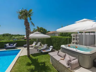 Villa für 12 Personen (309 m²) in Sveti Lovreč Pazenatički 7/10