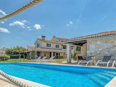 Villa für 10 Personen (240 m²) in Sveti Lovreč Pazenatički 2/10