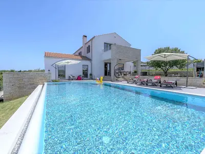 Villa für 8 Personen (400 m²) in Sveti Lovreč Pazenatički 2/10
