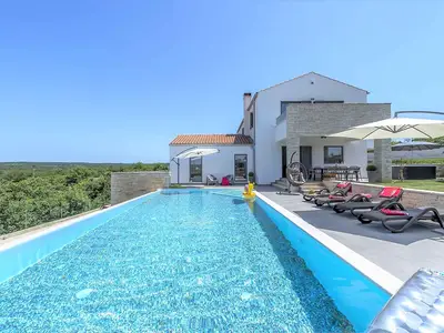Villa für 8 Personen (400 m²) in Sveti Lovreč Pazenatički 3/10