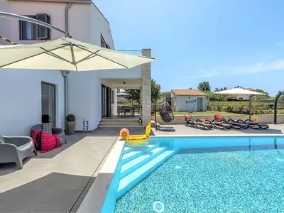 Villa für 8 Personen (400 m²) in Sveti Lovreč Pazenatički 4/10