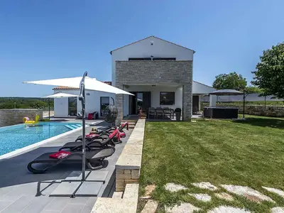Villa für 8 Personen (400 m²) in Sveti Lovreč Pazenatički 5/10