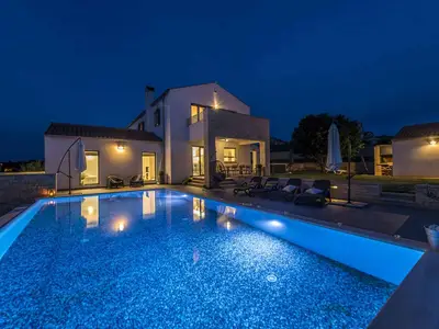 Villa für 8 Personen (400 m²) in Sveti Lovreč Pazenatički 1/10