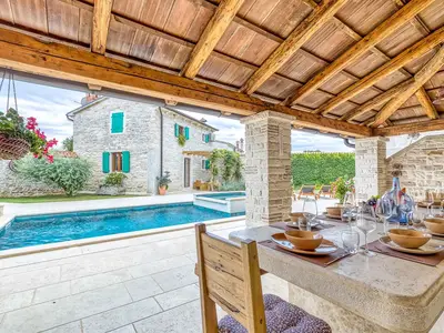 Villa für 12 Personen (275 m²) in Sveti Lovreč Pazenatički 7/10