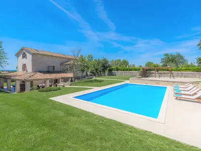 Villa für 10 Personen (320 m²) in Sveti Lovreč 2/10