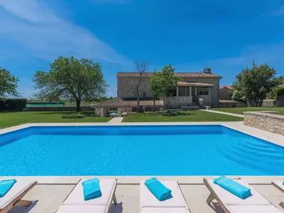 Villa für 10 Personen (320 m²) in Sveti Lovreč 1/10