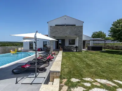 Villa für 8 Personen (400 m²) in Sveti Lovreč Pazenatički 4/10