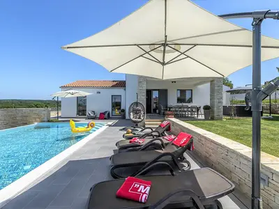 Villa für 8 Personen (400 m²) in Sveti Lovreč Pazenatički 5/10