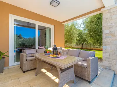 Villa für 8 Personen (179 m²) in Sveti Lovreč Pazenatički 5/10