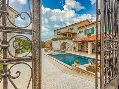 Villa für 12 Personen (275 m²) in Sveti Lovreč Pazenatički 1/10