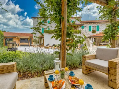 Villa für 12 Personen (275 m²) in Sveti Lovreč Pazenatički 7/10
