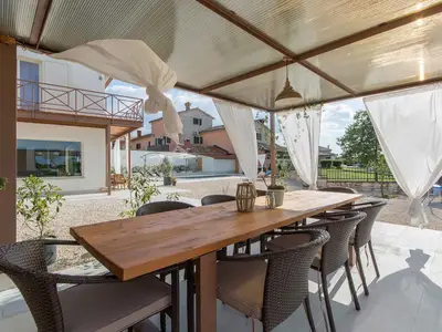 Villa für 8 Personen (135 m²) in Sveti Lovreč Pazenatički 8/10