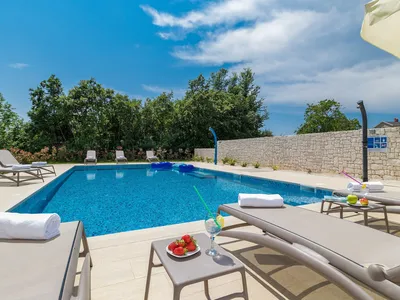 PoolOfHouse