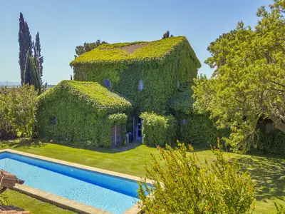 Der Pool, das typisch grüne Casale und der sehr gepflegte Garten