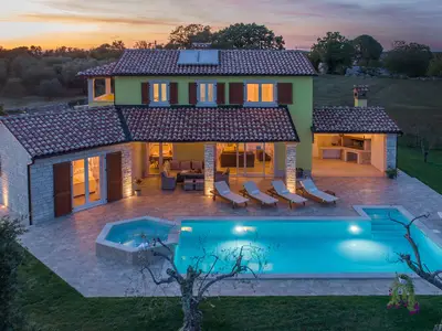 Villa für 8 Personen (240 m²) in Tinjan 1/10