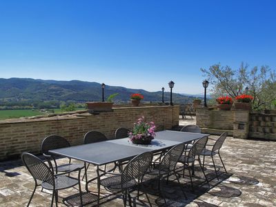 Eine ausgestattete Terrasse mit weitem Blick bis nach Assisi