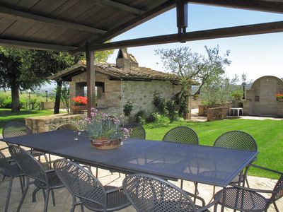 Die ausgestattete Pergola in der Nähe des Poolbereichs