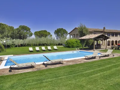 Die Villa ist umgeben von einem gepflegten Garten und einem schönen Pool