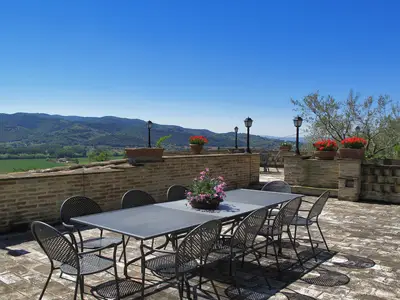 Eine ausgestattete Terrasse mit weitem Blick bis nach Assisi