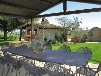 Die ausgestattete Pergola in der Nähe des Poolbereichs