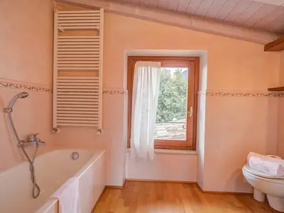 Badezimmer mit Badewanne