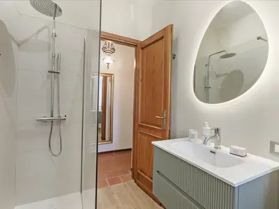Badezimmer mit Dusche