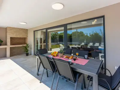 Villa für 6 Personen (140 m²) in Trget 4/10
