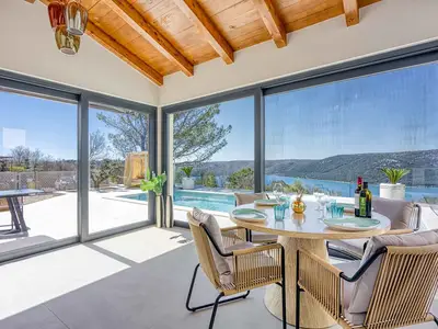 Villa für 4 Personen (150 m²) in Trget 4/10