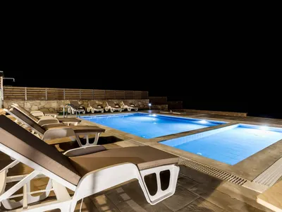 PoolOfHouse