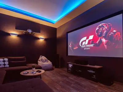 Kinoraum mit riesigem Sofa, Lazy Bags, kostenfreiem WLAN, PS4, Netflix und mehr
