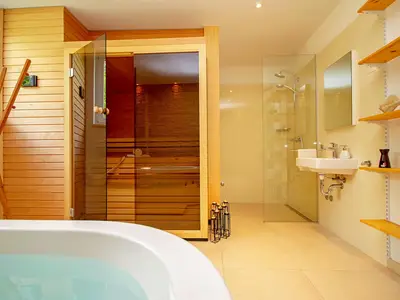 Saunaplatz mit Wanne und freistehender Dusche - im Erdgeschoss
