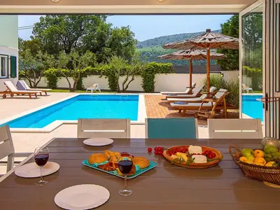 Voll ausgestattete Sommerküche mit traditionellem Grill, TV, WC
