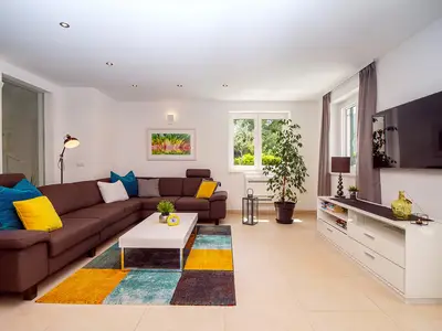Voll ausgestattete Küche mit Ess- und Wohnzimmer und Ausgang zum Poolbereich