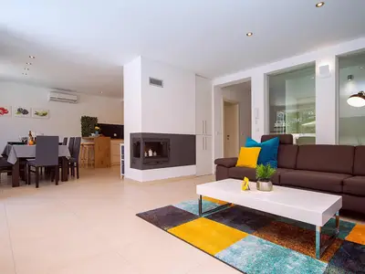 Wohnzimmer mit Ausgang zum Poolbereich, alles ist klimatisiert
